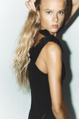 Vestido corto negro de terciopelo, con escote cuadrado y tirantes gruesos con detalle de lazos.