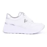 Championes blancos de cuero sintético con plataforma y detalles plateados.