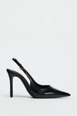 Zapato de tacón fino color negro con efecto relieve en el cuerpo, tira trasera con hebilla ajustable y acabado en punta.