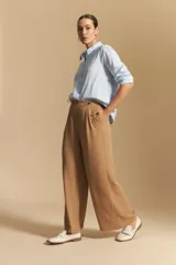 Pantalón ancho negro de silueta moderna y calce cómodo, con cordones ajustables en la cintura.