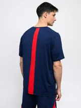 Remera de fútbol Umbro del Club Nacional de Football, modelo de entrenamiento. Diseño azul con detalles en blanco y rojo en cuello y mangas. Incluye logo de Umbro y escudo del club en el frente.