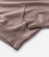 Buzo tipo canguro de color gris melange, con capucha, bolsillo canguro frontal y puños y bajo acanalados. Corte recto.