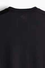 Remera deportiva negra de tejido funcional DryMove™ de secado rápido, con cuello redondo, mangas cortas, bajo recto con aberturas laterales y espalda algo más larga. Corte estándar.