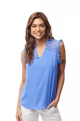 Blusa celeste sin mangas, con escote en V y detalle de encaje en cuello y hombros.