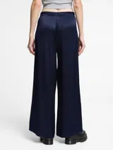 Pantalón ancho de silueta loose, confeccionado en tejido arrugado para un toque elegante y cómodo.