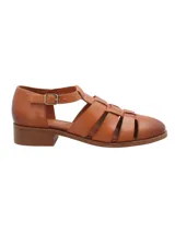 Zapato de cuero color marrón con punta trenzada, taco cuadrado bajo y hebilla ajustable.