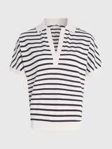 Chomba de corte amplio con diseño de rayas horizontales en blanco y azul marino. Tiene cuello en V y mangas cortas.