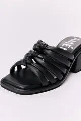 Sandalia de cuero color marrón chocolate, con taco bloque y tiras de cuero con nudo.