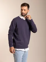 Sweater de punto en color azul marino, con cuello en V y diseño clásico.