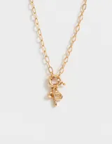 Collar corto dorado con cadena de eslabones, cierre de mosquetón y dije con la inicial P y un charm de corazón.