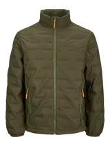 Campera verde militar acolchada, de manga larga y cuello alto. Tiene cierre frontal con cremallera y bolsillos laterales con cierre.