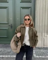 Campera bomber marrón de efecto ante, con cuello clásico, cierre frontal con cremallera y mangas largas.