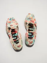 Sandalias de cuero azul con diseño semi-abierto y tiras tipo gladiador. Cierre con velcro y forro interior de cuero de chancho. Calzan chico.