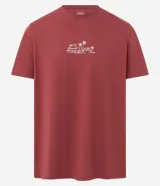 Remera de hombre color bordó, corte comfort, cuello redondo y manga corta. Presenta un pequeño estampado lineal minimalista en el pecho que simula un paisaje con palmeras y montañas.