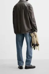 Pantalón de jean gris de corte recto, con cinco bolsillos, efecto lavado y cierre frontal con botones.