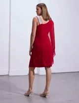 Vestido de fiesta azul marino de seda fría, corte a la rodilla, con un hombro descubierto y aplique de lentejuelas plateadas en el bretel. Incluye una capa de gasa transparente que se sujeta al hombro.