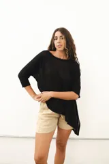 Poncho blanco de lino con cuello redondo y mangas 3/4.