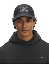 Gorro Under Armour negro con logo UA bordado en blanco.