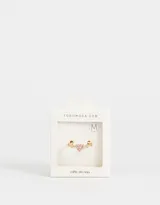 Anillo dorado con dije de corazón rosa y strass blancos.