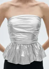 Top plateado strapless con detalle fruncido y corte peplum.
