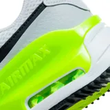 Championes Nike Air Max Systm de mujer, color blanco con detalles en gris y celeste. Capellada de malla y superposiciones de cuero sintético, amortiguación Air Max visible y suela de goma.