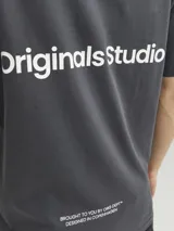 Camiseta gris de manga corta y cuello redondo con estampado en la espalda que dice "Originals Studio" y "Brought to you by Org Dept. Designed in Copenhagen".