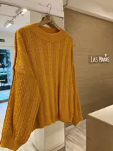 Sweater tejido negro con cuello redondo y diseño de ochos.