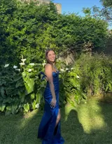 Vestido largo de fiesta color celeste, con top de lentejuelas doradas, argolla en el busto, breteles finos y espalda descubierta.