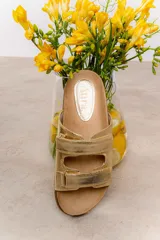 Sandalias planas doradas con dos tiras anchas ajustables con hebilla.