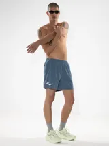 Short de baño negro con bordado de enredadera blanca en la pierna izquierda. Cuenta con cintura elástica con cordón ajustable, bolsillos laterales y bolsillo trasero con cierre. Incluye suspensor de malla fina hipoalergénico.