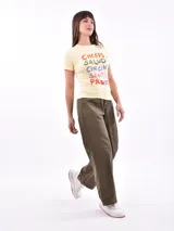 Remera celeste con estampado de la palabra 'blue' y su definición en inglés.