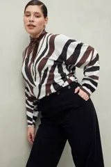 Pantalón blanco de algodón con corte recto y bolsillos delanteros grandes.