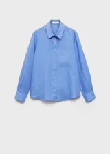 Camisa blanca de lino con cierre de botones, bolsillo de parche en el pecho, manga larga con puños abotonados, diseño recto y cuello camisero.