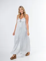 Vestido largo marrón de breteles finos y escote en V, confeccionado en tela nacarada.