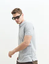 Remera polo gris de piqué de algodón, con cuello clásico y tapeta de dos botones. Logo bordado en el pecho. Corte clásico.