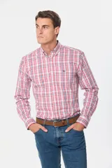 Camisa de hombre a cuadros rojos, azules y blancos, de manga larga y corte clásico.