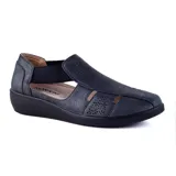 Zapato casual Korium Confort Jessie color azul marino con detalles perforados y elástico superior.