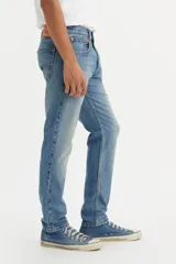 Jean de hombre, marca Levi's, modelo 512 Slim Taper. Calce estilizado en la parte trasera y el muslo, con pierna delgada y tiro medio.