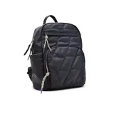 Mochila color beige con diseño acolchado en forma de rombos. Tiene un bolsillo frontal con cierre, dos bolsillos laterales abiertos y un bolsillo interno con cierre. Las correas son ajustables y tiene un asa superior para llevar en la mano.