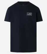 Remera negra de algodón, corte comfort, mangas cortas y cuello redondo. Estampa frontal con lettering "On the Brink of Adventure" y estampa trasera con esqueleto en canoa.