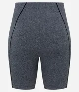 Bermuda deportiva gris con textura jacquard de ondas, confeccionada con tecnología seamless y cintura alta.