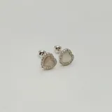 Par de aros de plata 925 con forma de corazón, centro de nácar y borde de circonias. Cierre a presión. Diámetro de 8mm.