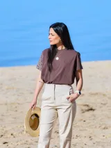 Remera marrón de corte clásico con mangas cortas y estampado en las mangas.