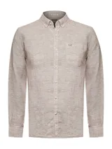 Camisa de manga larga color beige claro, confeccionada en lino orgánico. Tiene cuello abotonado, bolsillo en el pecho con logo bordado y detalles en contraste en el interior.