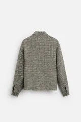 Sobrecamisa de tweed multicolor con cuello solapa, cierre frontal con cremallera, bolsillos laterales y puños abotonados.