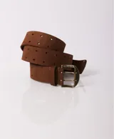 Cinturón de cuero negro de ancho medio con doble hilera de agujeros. Posee hebilla metálica de doble hebijón y puntera metálica reforzada.