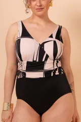 Malla entera con estampado abstracto en tonos blanco y negro, drapeada en el abdomen. Con buen sostén y cobertura de busto, y bolsillo interno para colocar copa removible o prótesis externa. Confeccionada con tela que contiene fibra LYCRA® XTRA LIFE™.