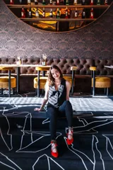 Bailarinas rojas de punta fina con talonera de animal print, pulsera tobillera de pelo de pony con estampado animal print y borlas rojas.