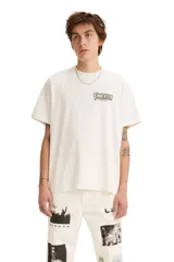 Remera color crema con estampado frontal del logo de la película Frankenstein.