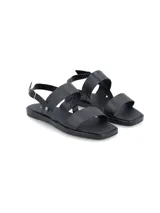 Sandalias plateadas de cuero con doble tira, pulsera de ajuste con hebilla metálica y suela plana.